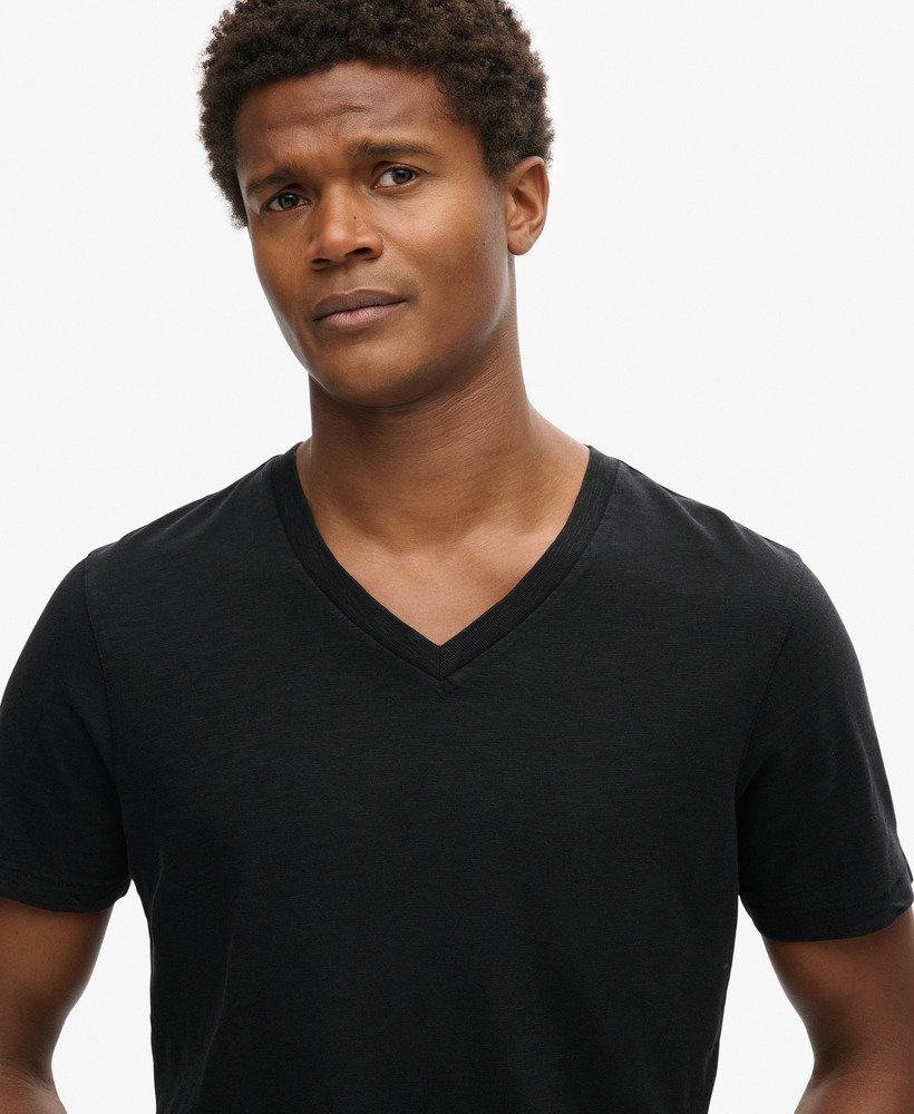 camiseta de manga curta com decote em v na cor preta.