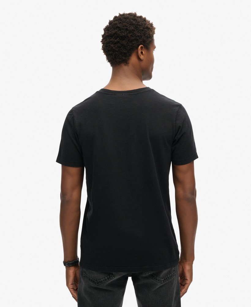 camiseta de manga curta com decote em v na cor preta.