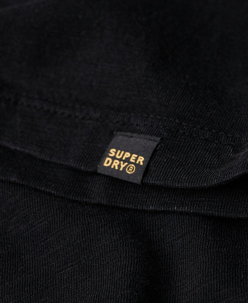 camiseta de manga curta com decote em v na cor preta.