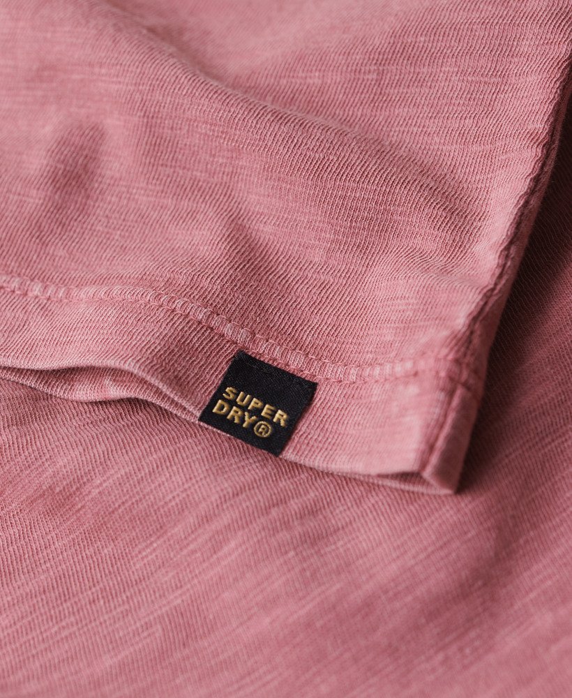 camiseta de manga curta com decote em v em tecido texturizado rosa mesa.