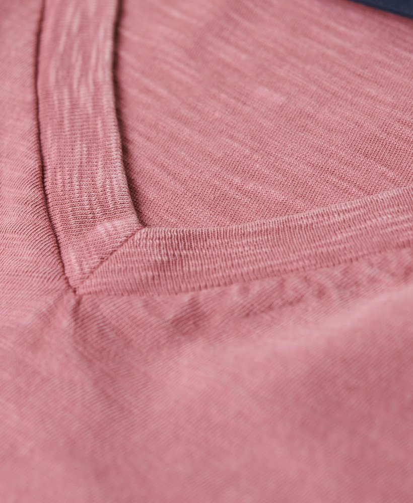 camiseta de manga curta com decote em v em tecido texturizado rosa mesa.