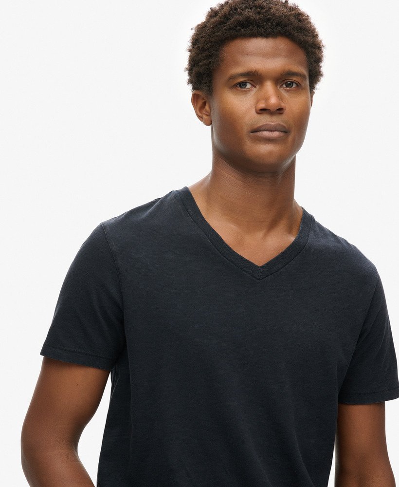 camiseta de manga curta com decote em v em tecido texturizado na cor azul-marinho eclipse.