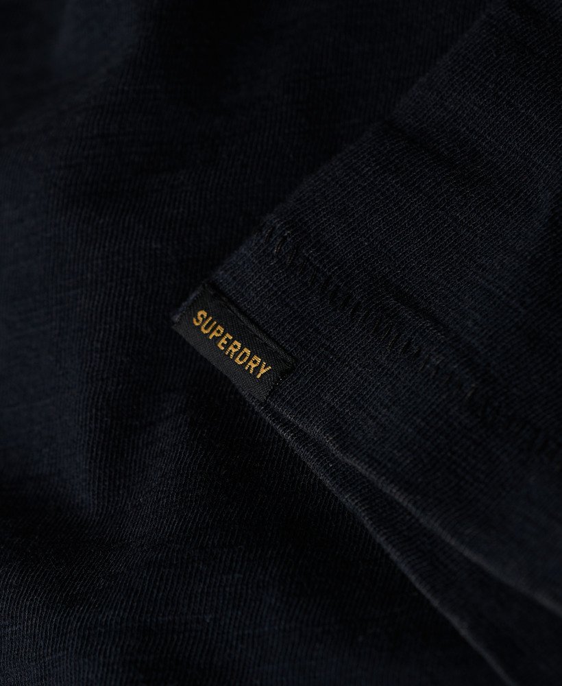 camiseta de manga curta com decote em v em tecido texturizado na cor azul-marinho eclipse.