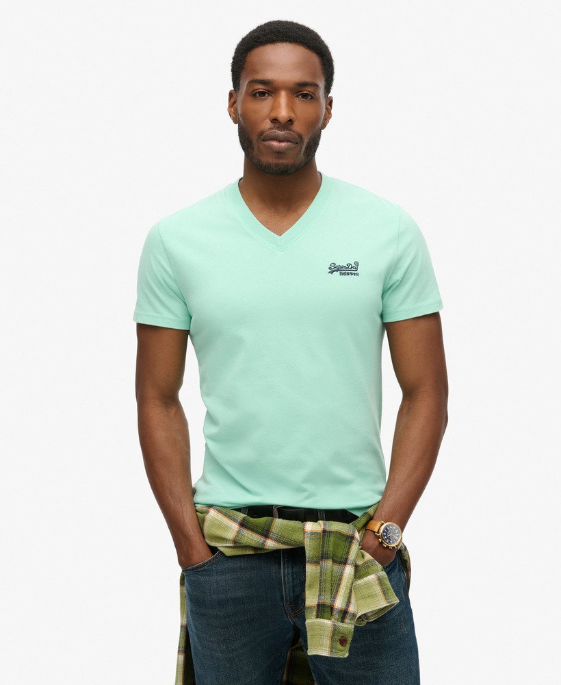 camiseta de algodão orgânico com decote em v e logo essencial na cor verde menta claro.