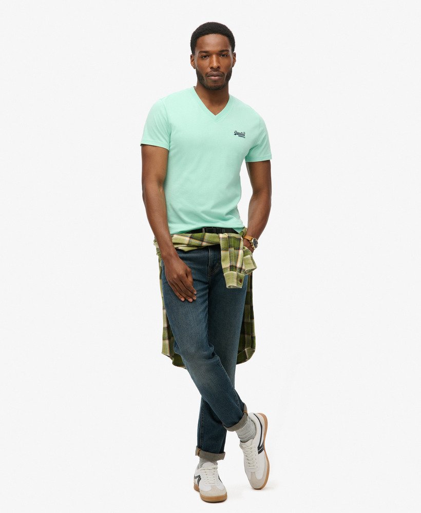 camiseta de algodão orgânico com decote em v e logo essencial na cor verde menta claro.