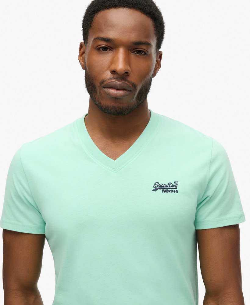 camiseta de algodão orgânico com decote em v e logo essencial na cor verde menta claro.