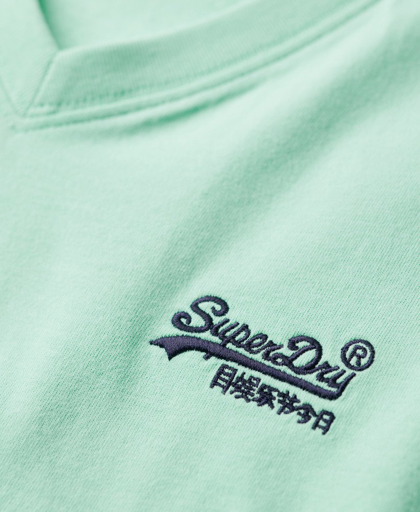 camiseta de algodão orgânico com decote em v e logo essencial na cor verde menta claro.
