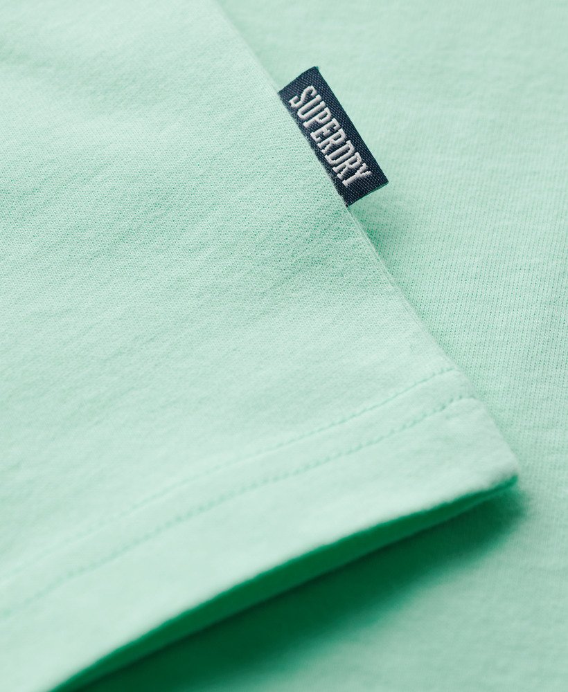 camiseta de algodão orgânico com decote em v e logo essencial na cor verde menta claro.