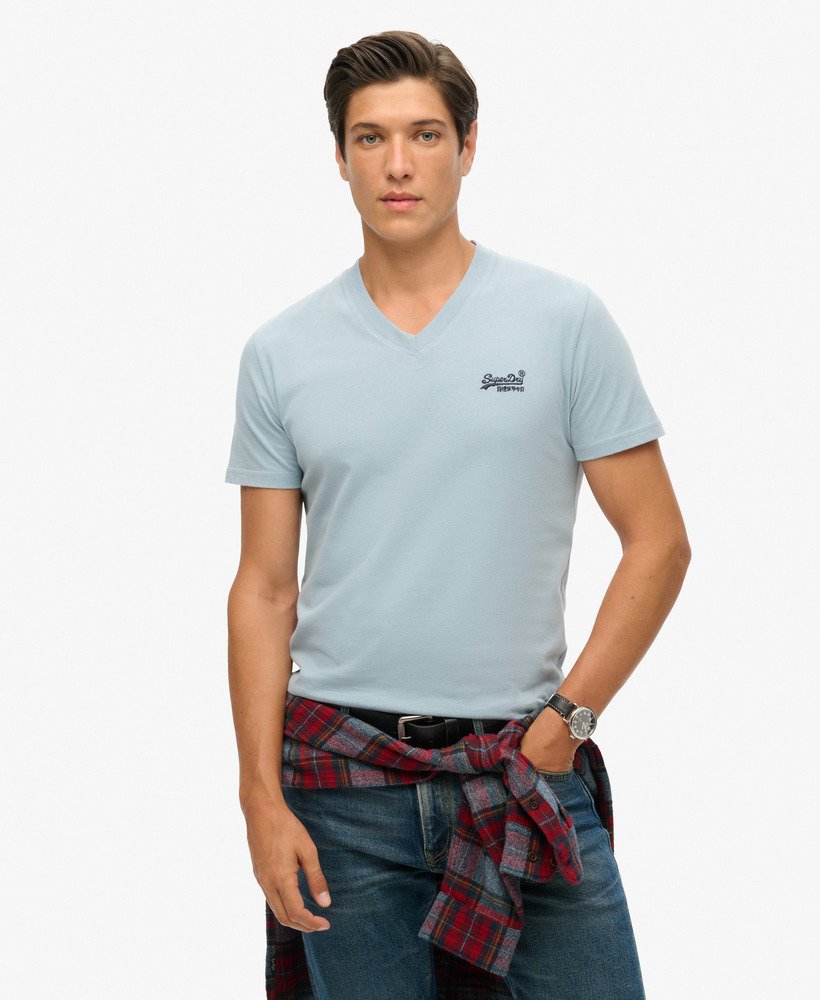 camiseta de algodão orgânico com decote em v e logo essencial na cor azul china.