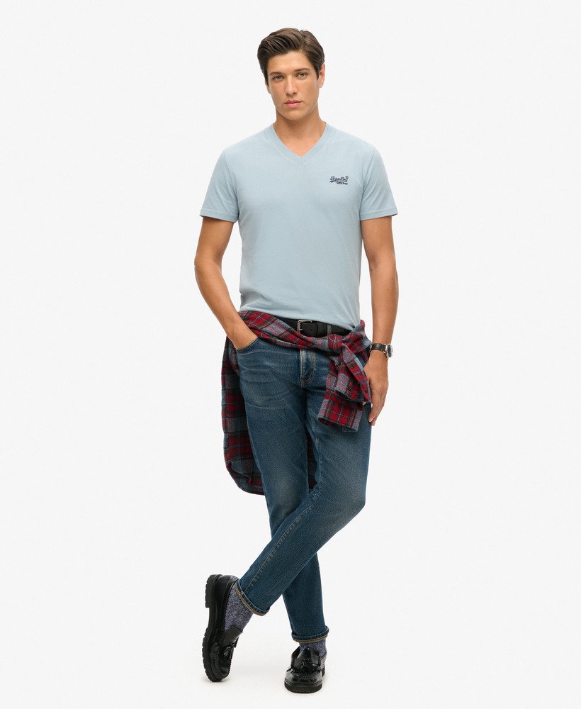 camiseta de algodão orgânico com decote em v e logo essencial na cor azul china.