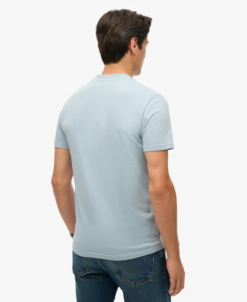 camiseta de algodão orgânico com decote em v e logo essencial na cor azul china.