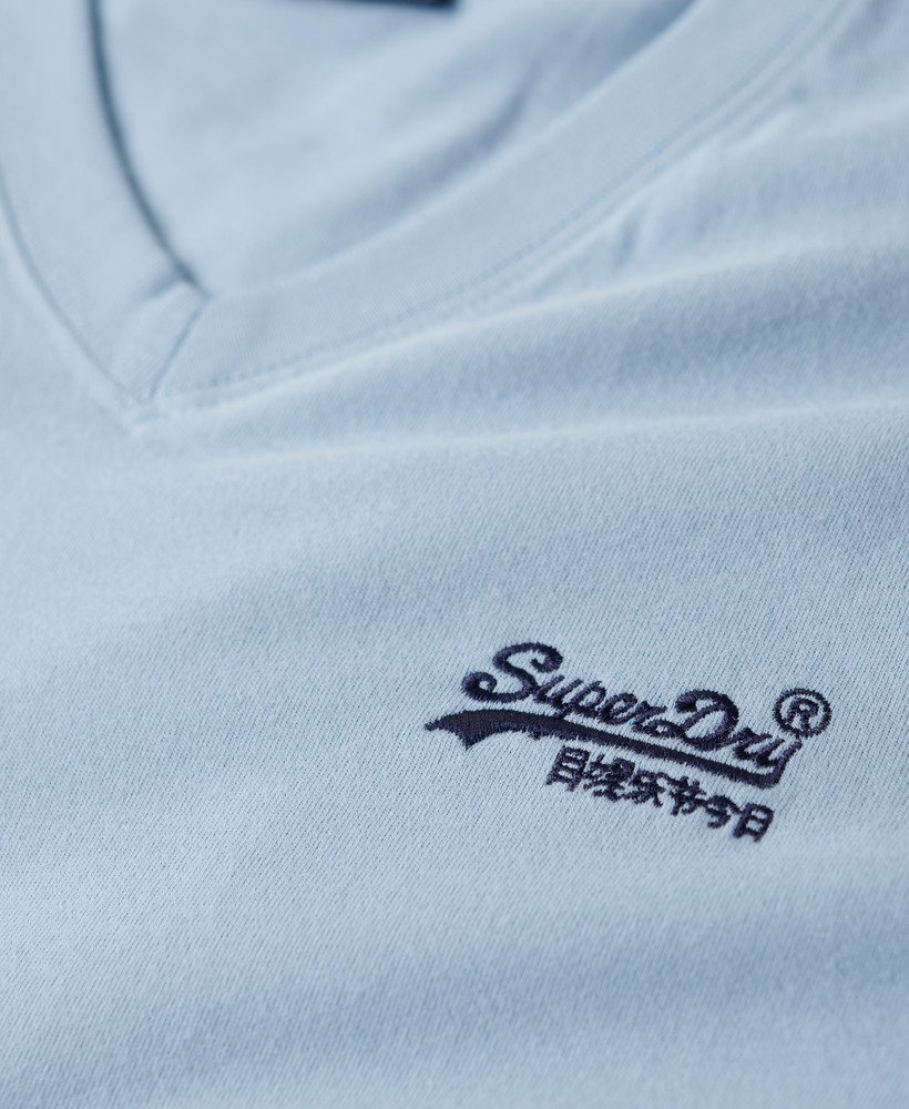 camiseta de algodão orgânico com decote em v e logo essencial na cor azul china.