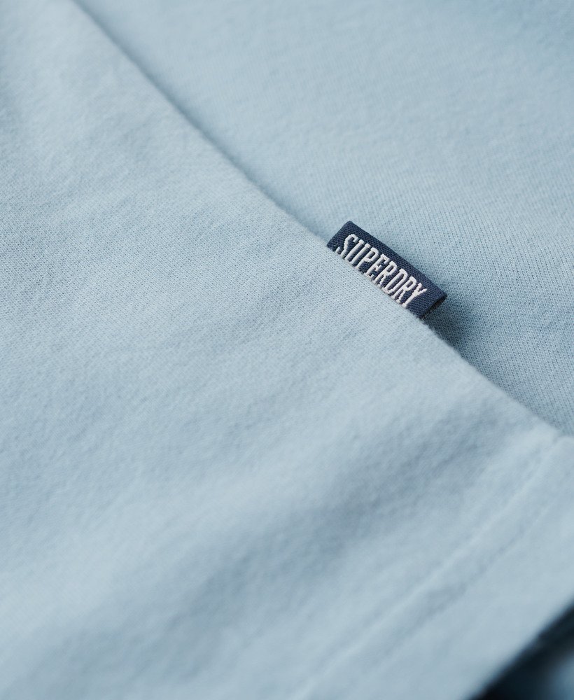 camiseta de algodão orgânico com decote em v e logo essencial na cor azul china.