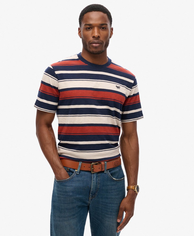 camiseta listrada estilo descontraído na cor azul marinho.