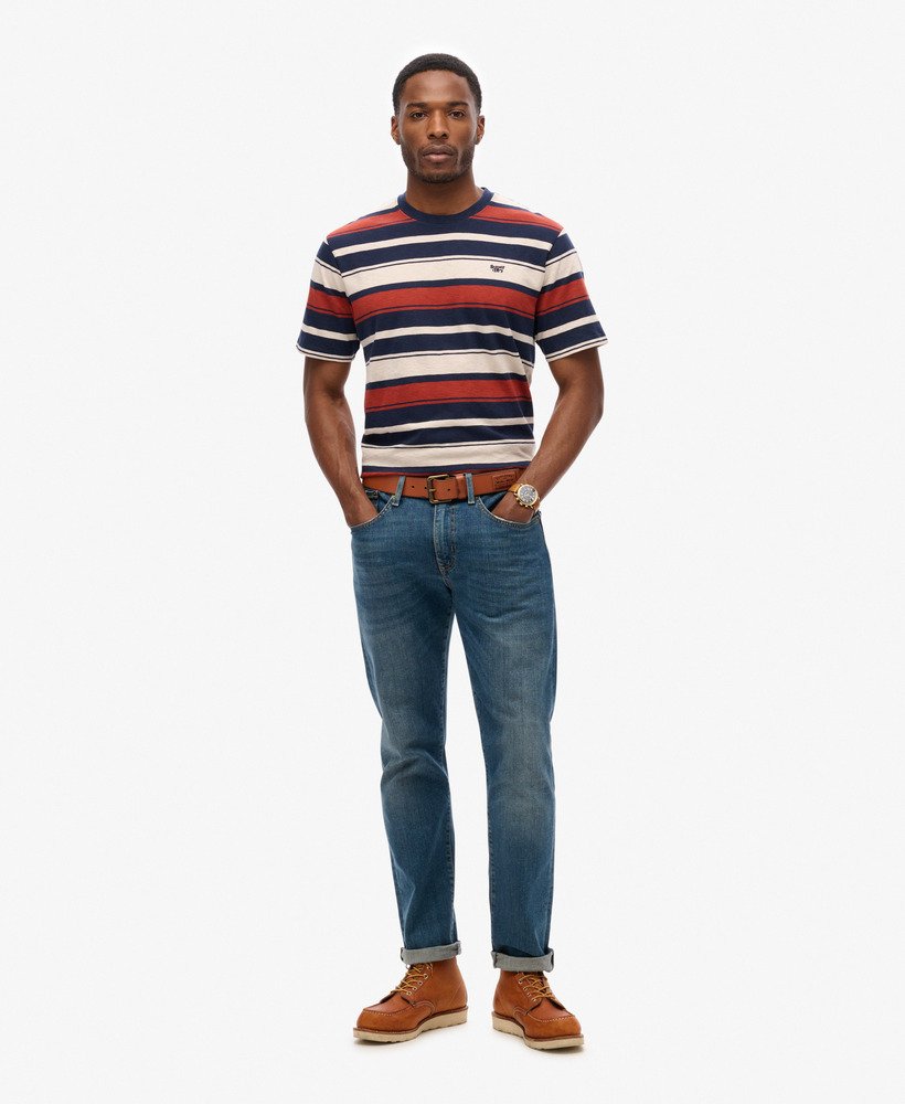 camiseta listrada estilo descontraído na cor azul marinho.