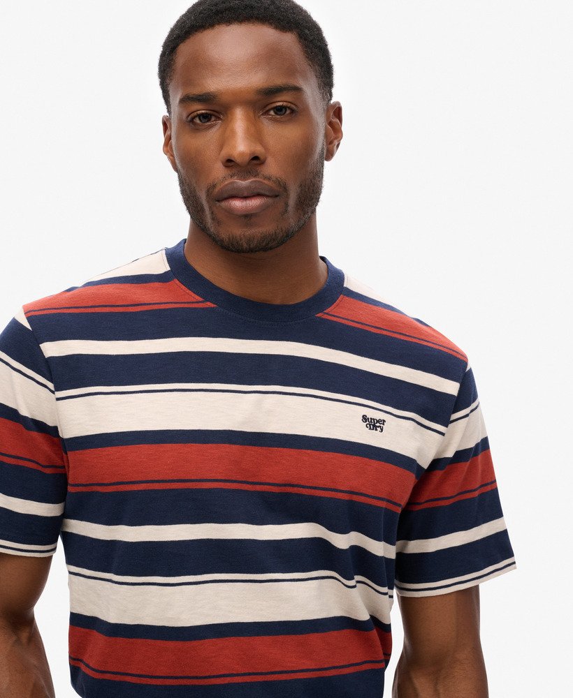 camiseta listrada estilo descontraído na cor azul marinho.