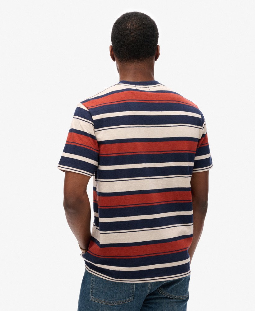 camiseta listrada estilo descontraído na cor azul marinho.