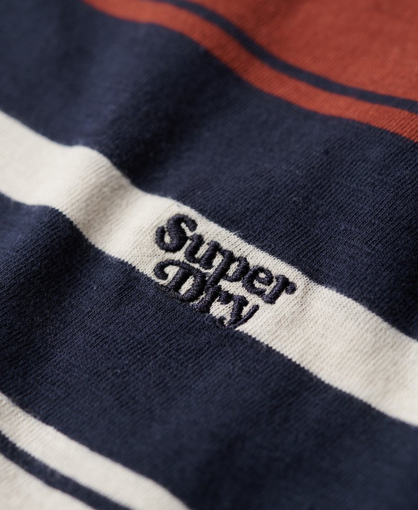 camiseta listrada estilo descontraído na cor azul marinho.