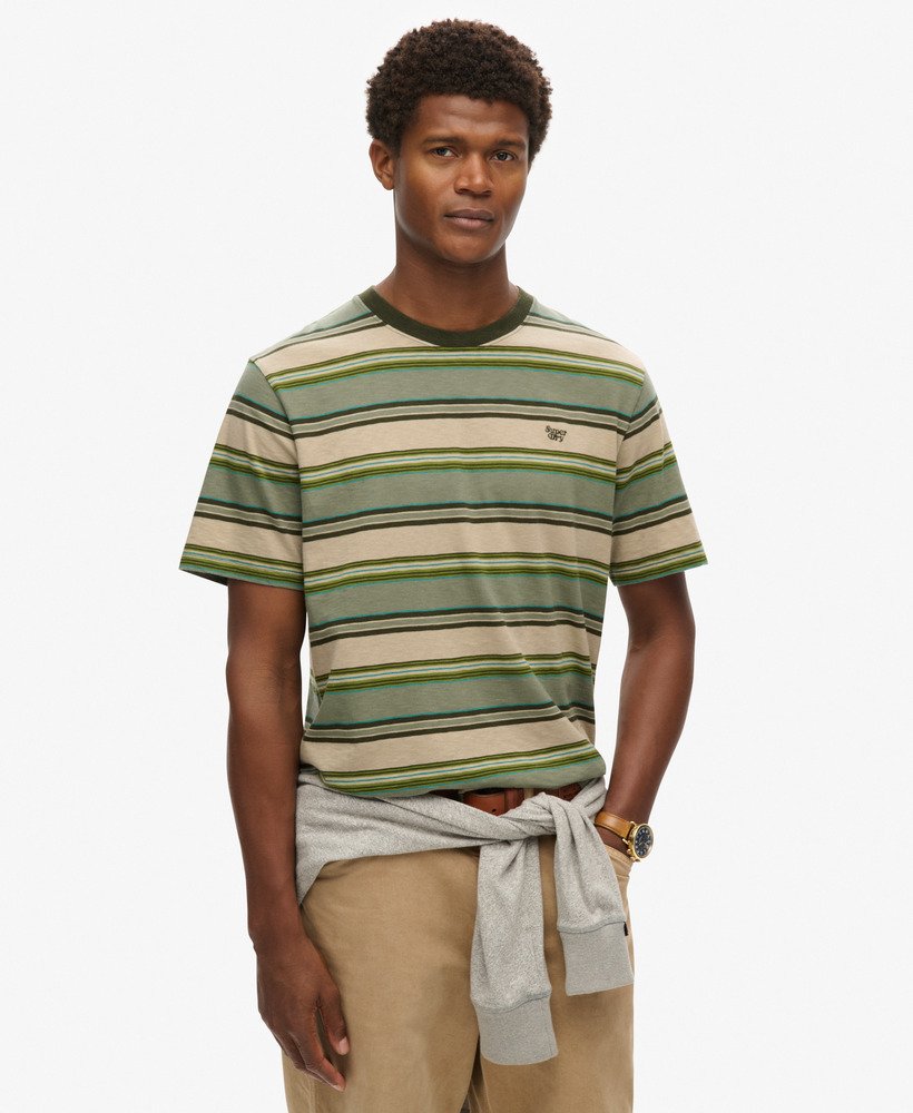 camiseta listrada estilo descontraído na cor verde.