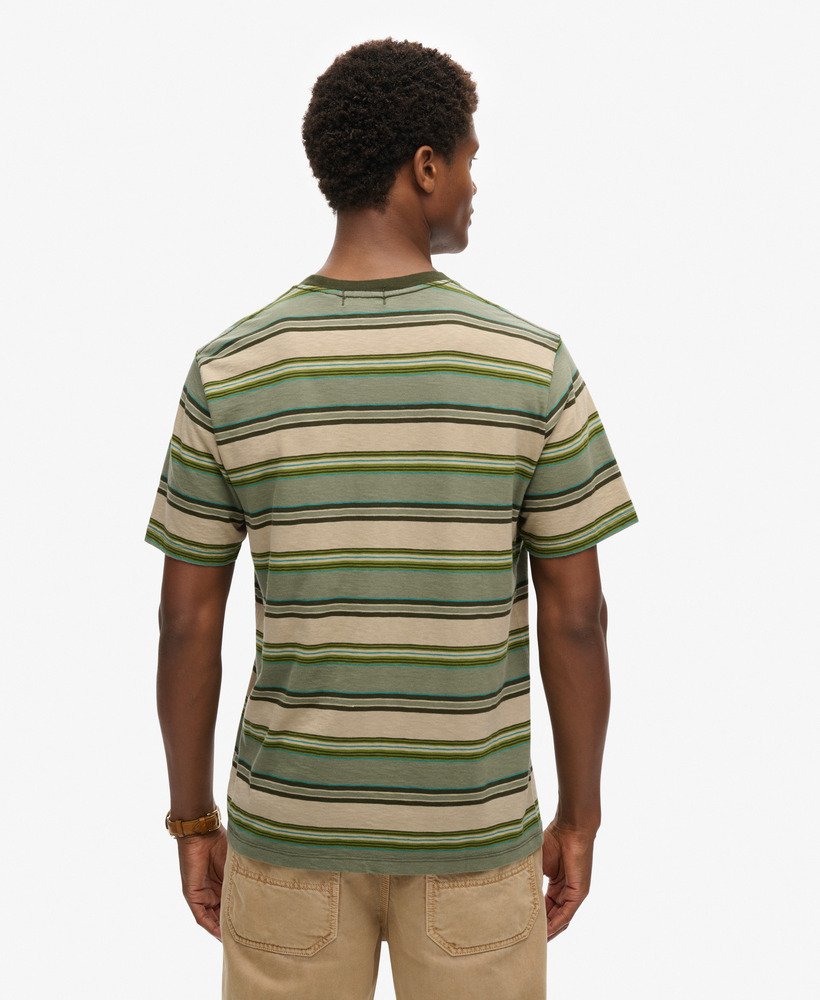camiseta listrada estilo descontraído na cor verde.