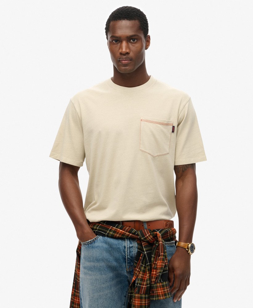 camiseta com bolso e costura contrastante na cor bege pelicano lavado.