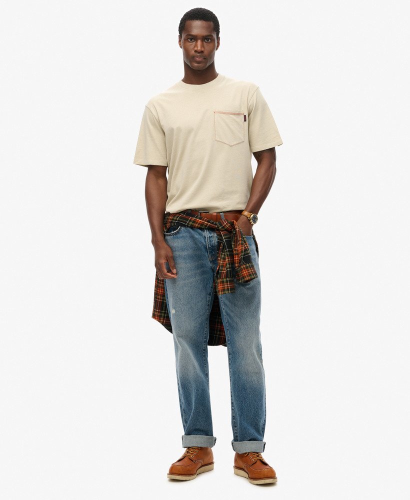 camiseta com bolso e costura contrastante na cor bege pelicano lavado.