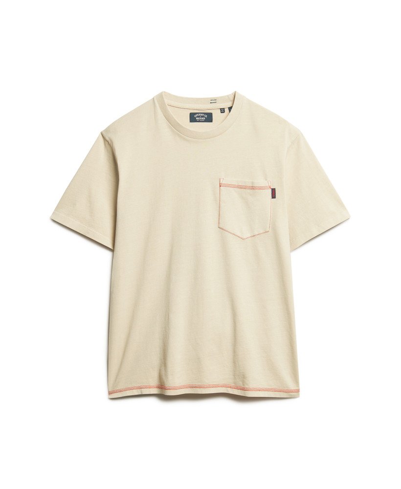 camiseta com bolso e costura contrastante na cor bege pelicano lavado.