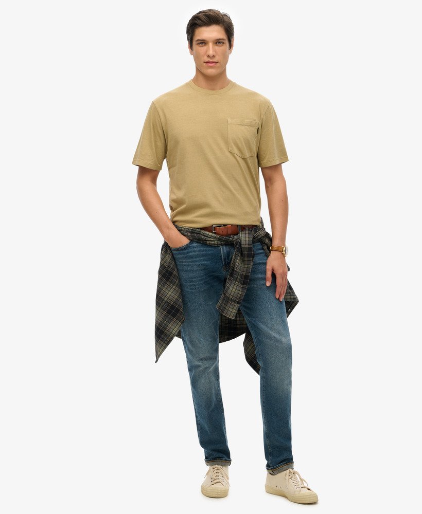 camiseta com bolso e costura contrastante na cor cappuccino lavado