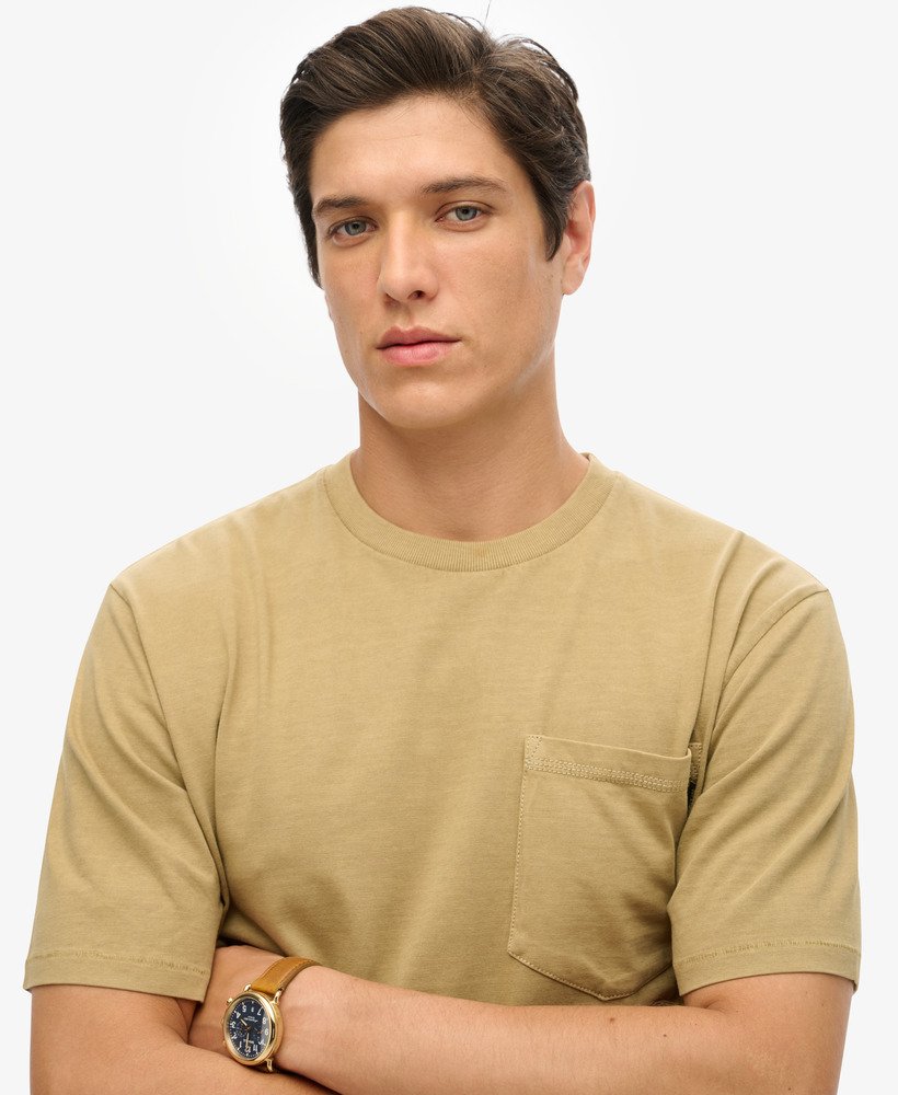 camiseta com bolso e costura contrastante na cor cappuccino lavado