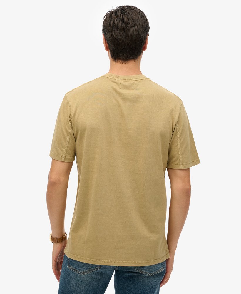 camiseta com bolso e costura contrastante na cor cappuccino lavado