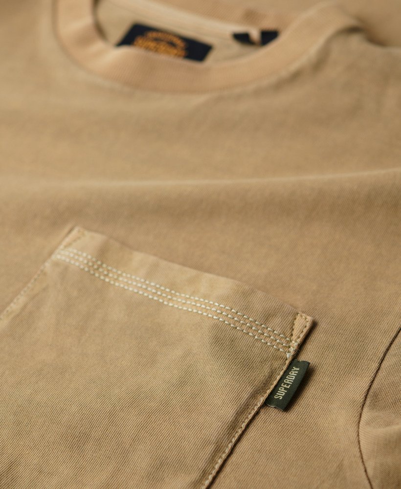 camiseta com bolso e costura contrastante na cor cappuccino lavado