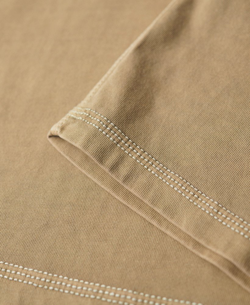 camiseta com bolso e costura contrastante na cor cappuccino lavado