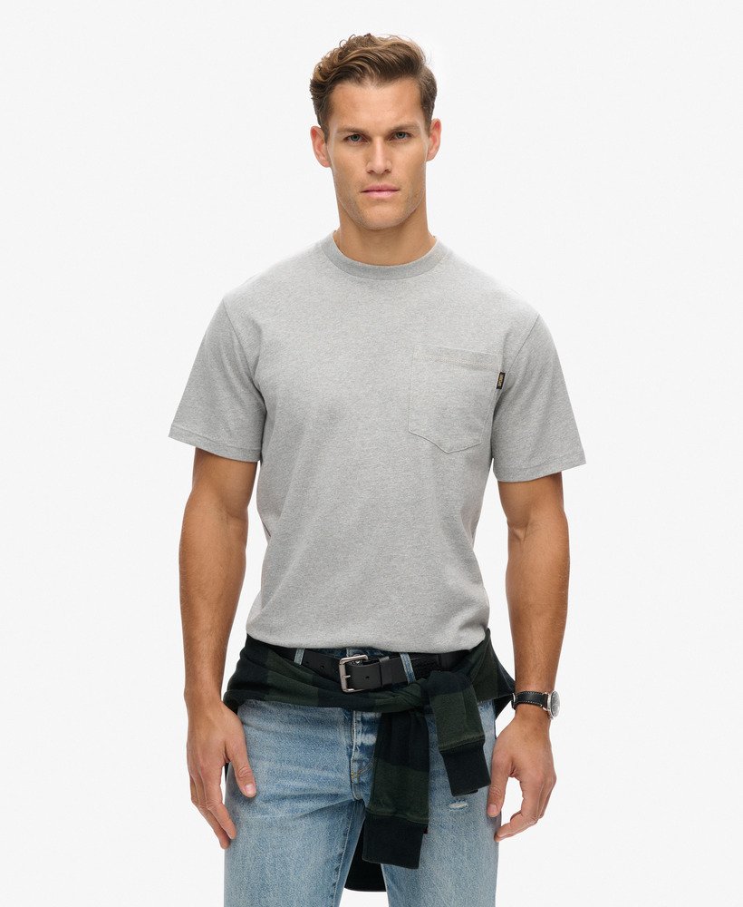 camiseta com bolso e costura contrastante na cor cinza mesclado universitário lavado