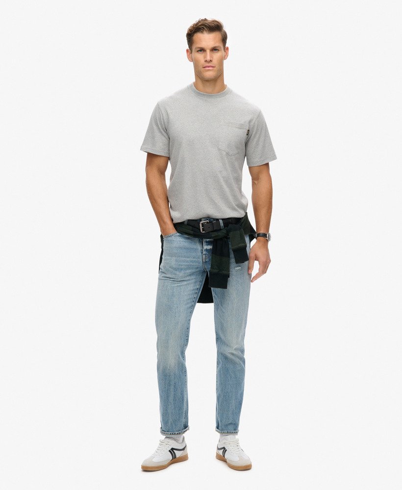 camiseta com bolso e costura contrastante na cor cinza mesclado universitário lavado