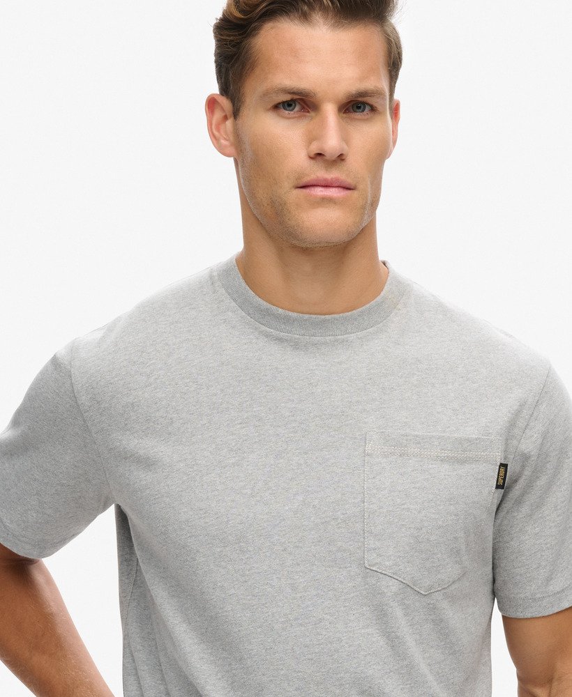 camiseta com bolso e costura contrastante na cor cinza mesclado universitário lavado