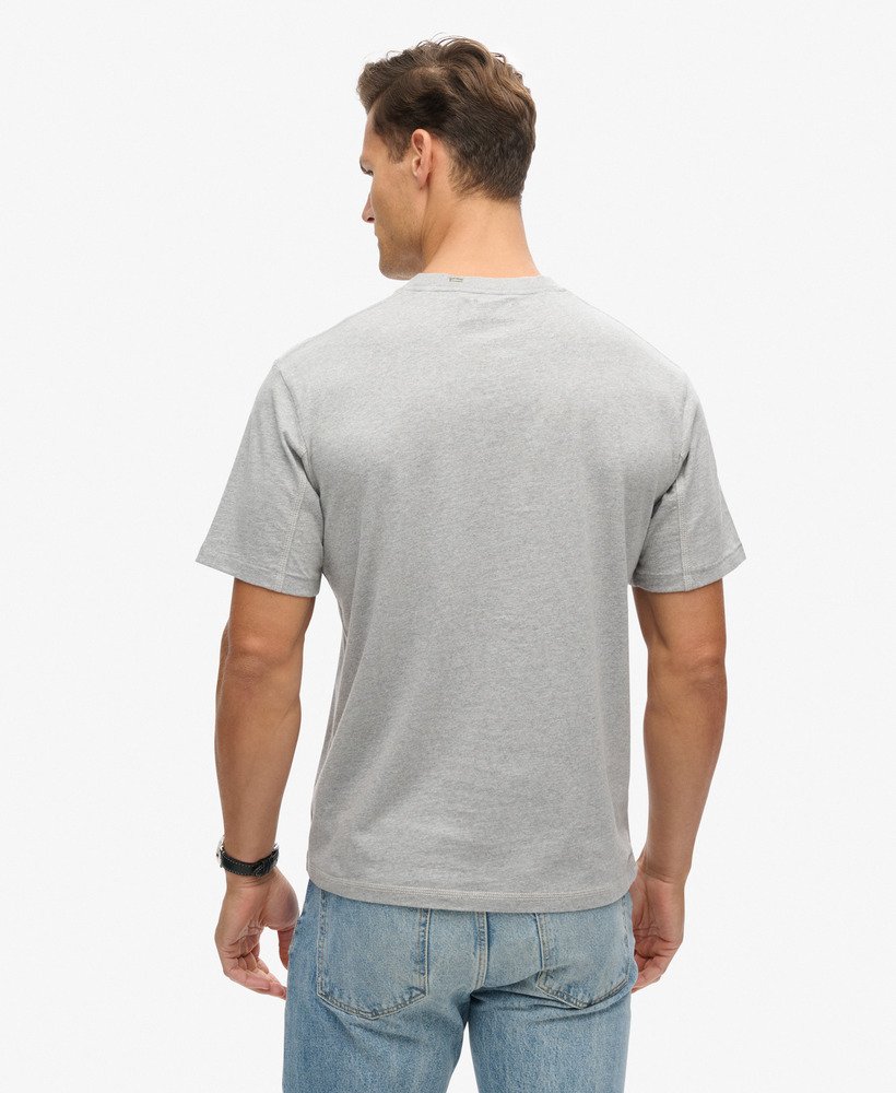 camiseta com bolso e costura contrastante na cor cinza mesclado universitário lavado