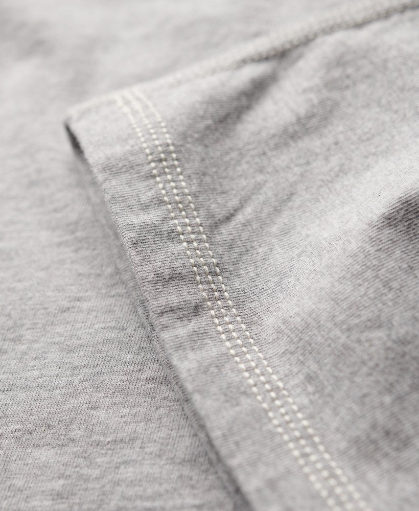 camiseta com bolso e costura contrastante na cor cinza mesclado universitário lavado