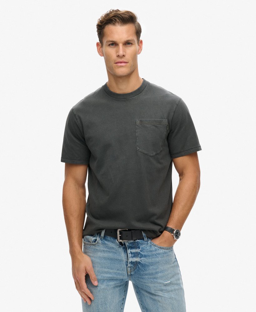 camiseta com bolso e costura contrastante na cor preta lavada.