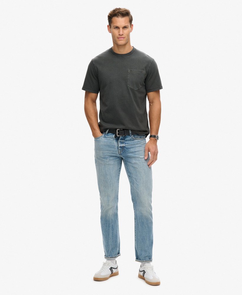 camiseta com bolso e costura contrastante na cor preta lavada.