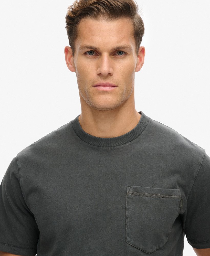 camiseta com bolso e costura contrastante na cor preta lavada.