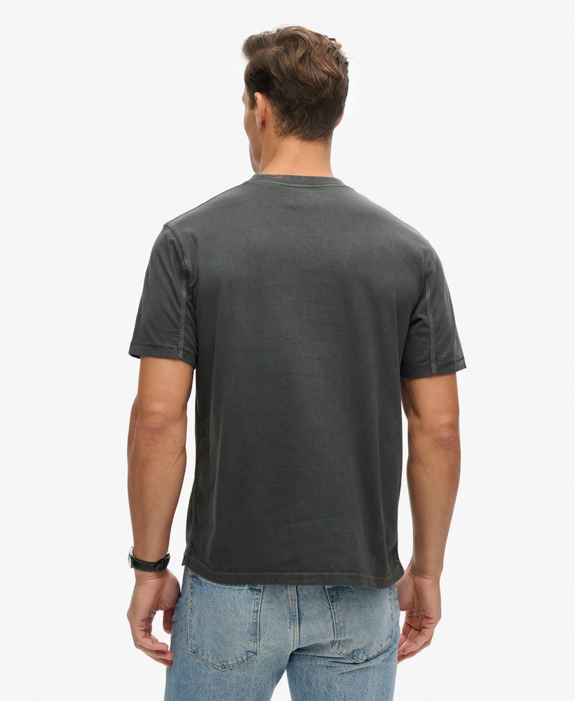 camiseta com bolso e costura contrastante na cor preta lavada.