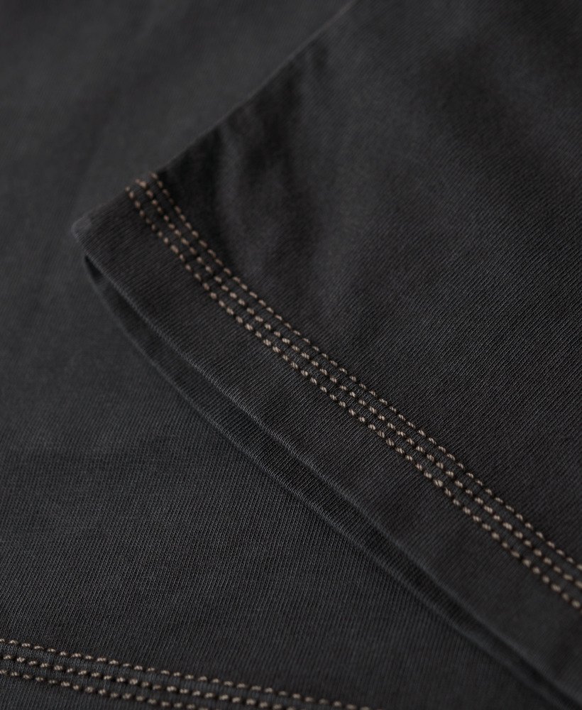 camiseta com bolso e costura contrastante na cor preta lavada.