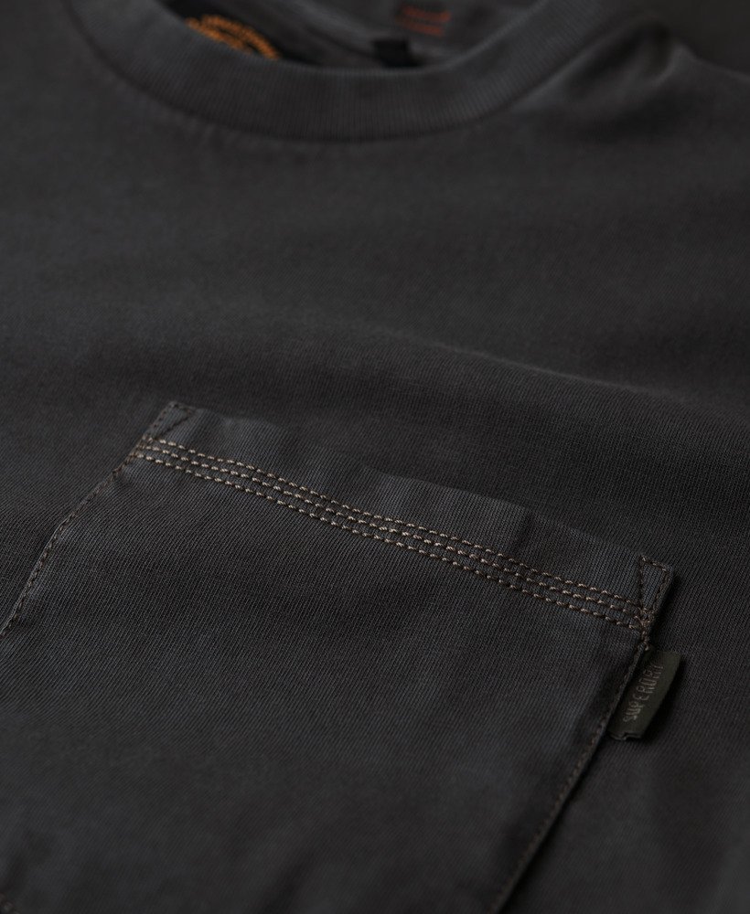 camiseta com bolso e costura contrastante na cor preta lavada.