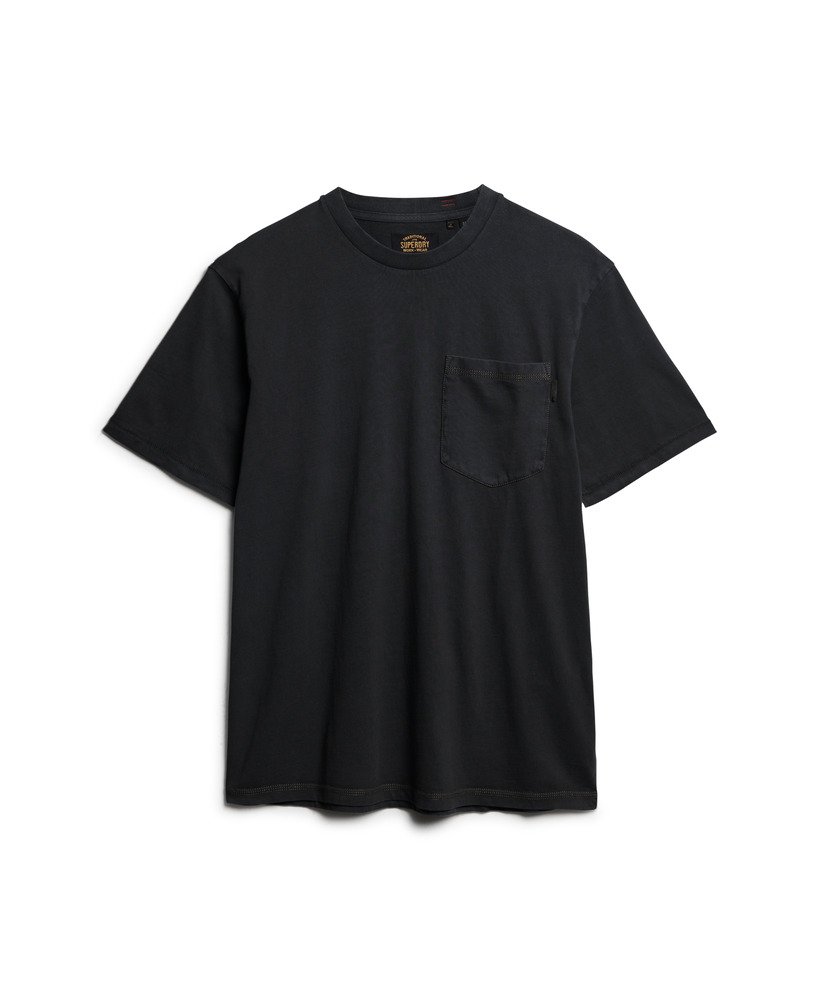 camiseta com bolso e costura contrastante na cor preta lavada.