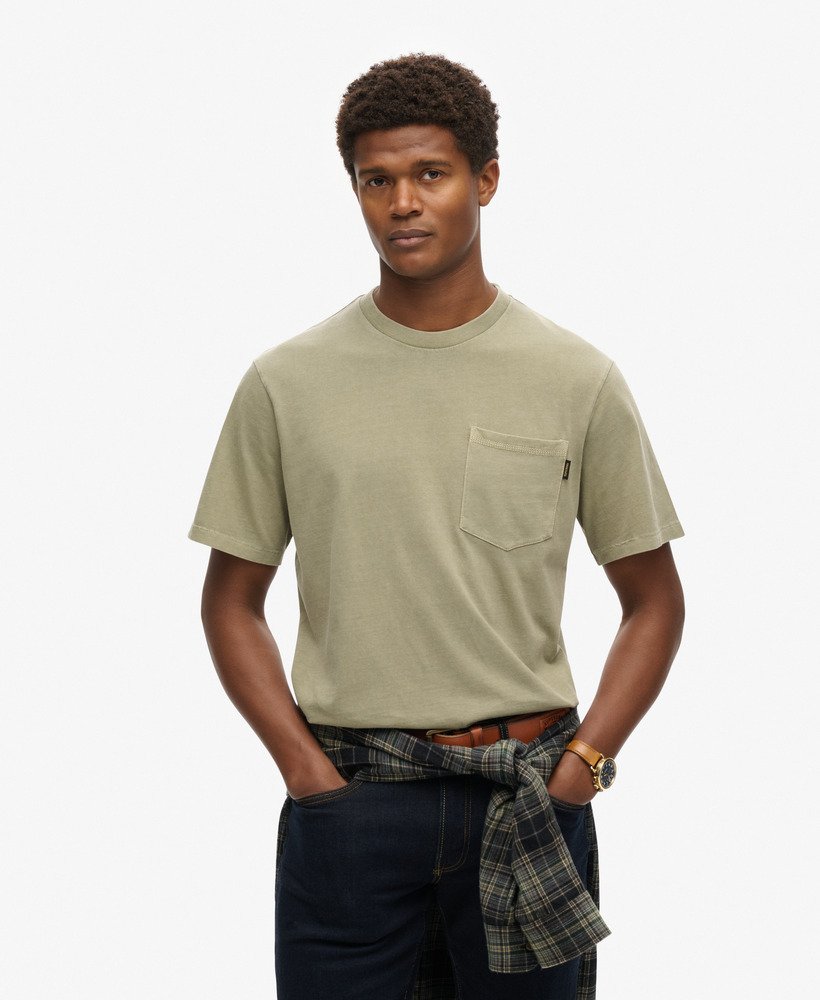 camiseta com bolso e costura contrastante na cor cinza lavado.