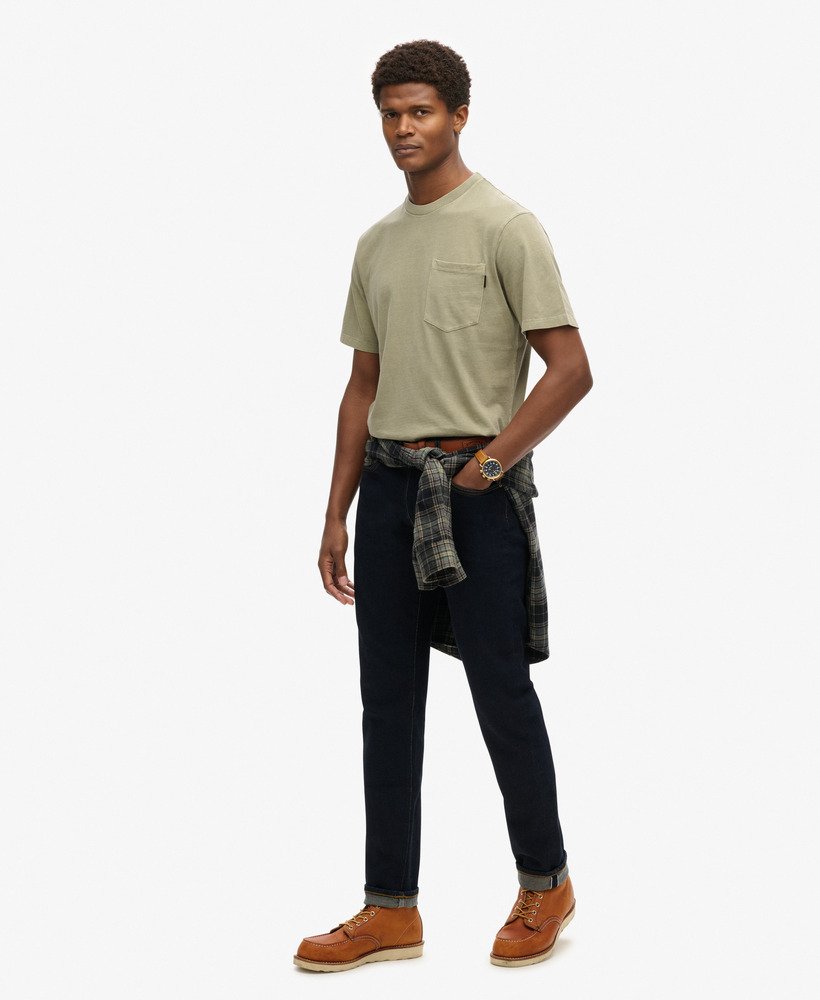 camiseta com bolso e costura contrastante na cor cinza lavado.