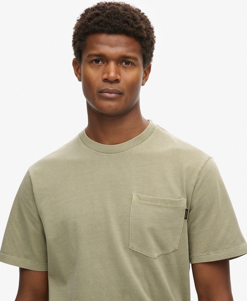 camiseta com bolso e costura contrastante na cor cinza lavado.