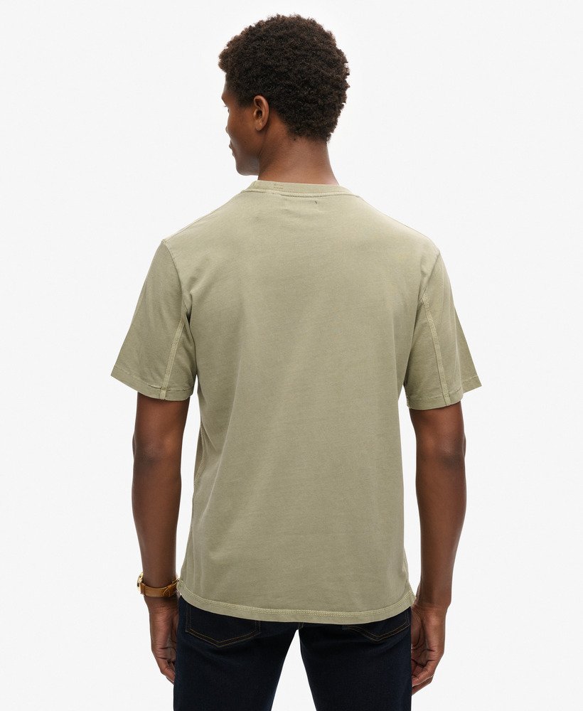 camiseta com bolso e costura contrastante na cor cinza lavado.