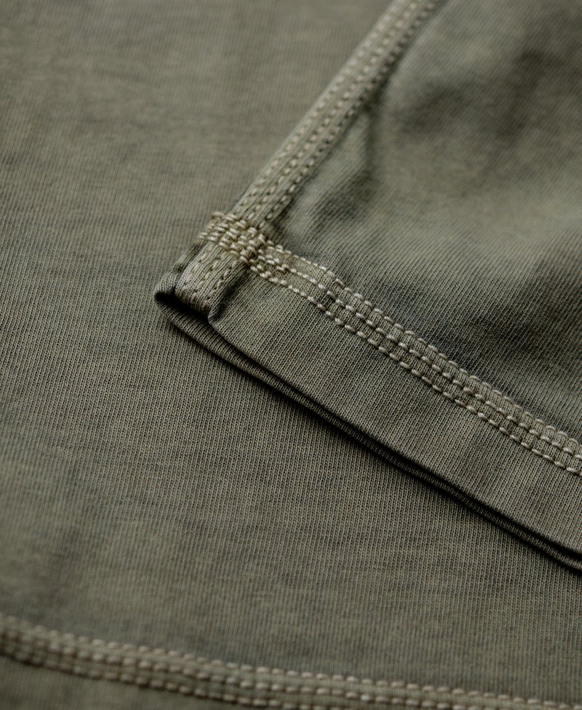 camiseta com bolso e costura contrastante na cor cinza lavado.