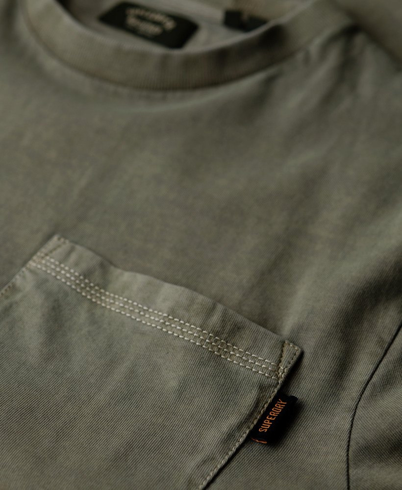 camiseta com bolso e costura contrastante na cor cinza lavado.
